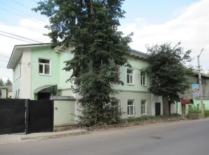Жилой дом с двумя воротами