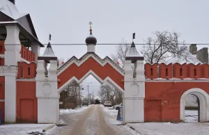 Ограда новой территории с воротами и башнями
