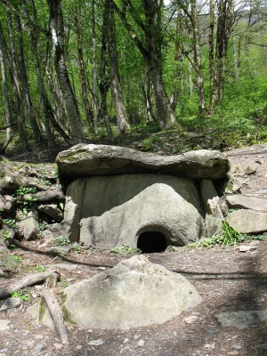 Группа дольменов (шесть)