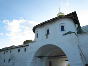 Жилой корпус с надвратной церковью апостолов Петра и Павла