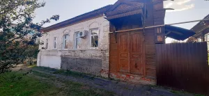 Жилой дом с воротами