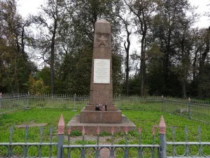 Братская могила рабочих Красногородской бумажной фабрики А. Я. Рябчикова, К. М. Апсе, А. И. Голубко