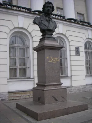 Памятник А.С. Пушкину (Пушкинский дом)