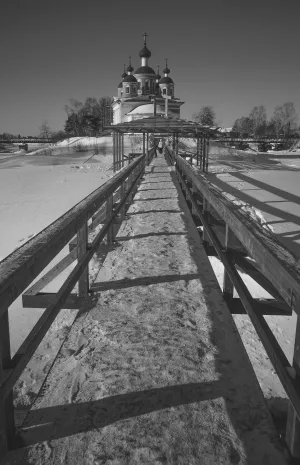 Пешеходный мост между полуостровом и островом Мариам